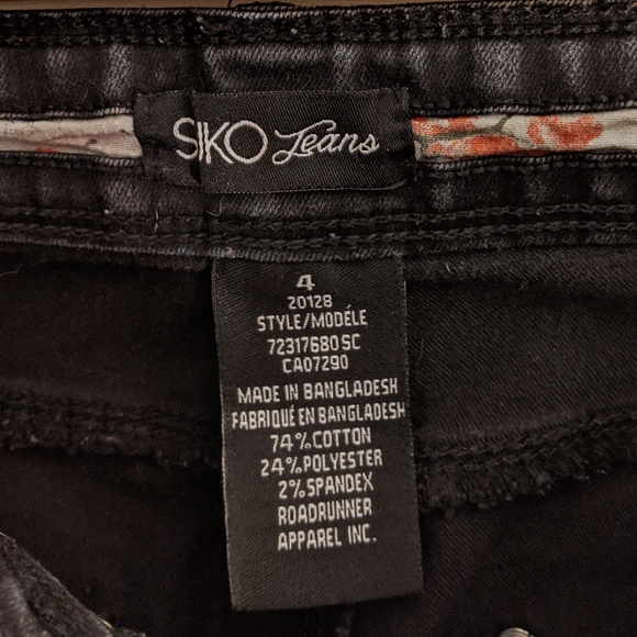 🏷️3for10🏷️ Black Denim Capris - Picture 2 of 5